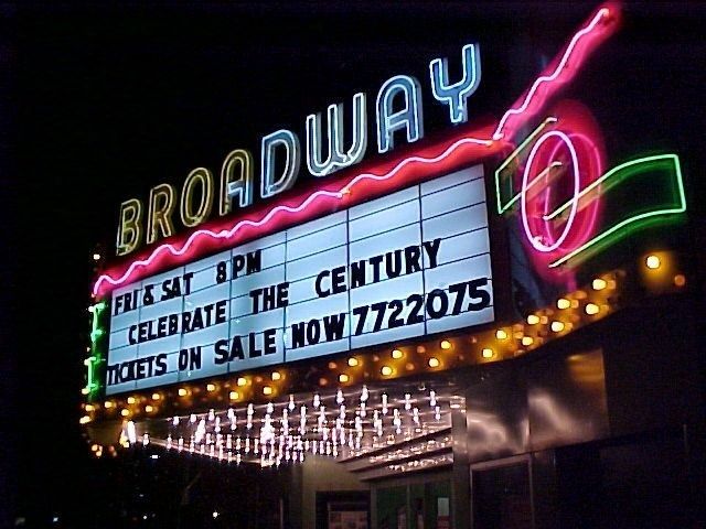 Verlichte Broadway-theatermarquee met aankondiging van The Century