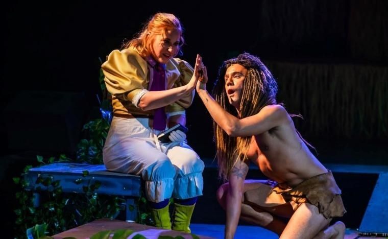 Twee musicalacteurs in een intens, belicht toneelscène-moment