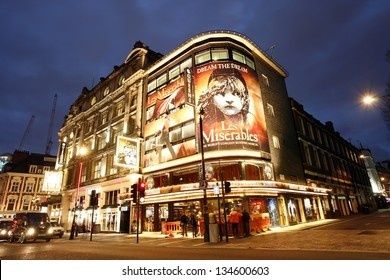 Verlicht Londens West End-theater met affiches van Les Misérables