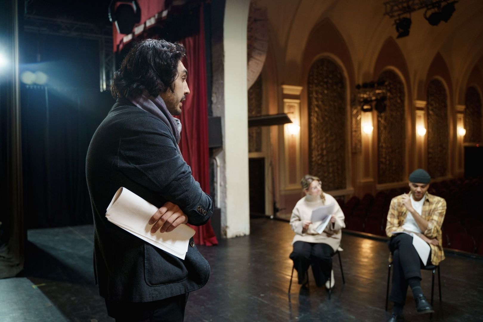 Theaterrepetitie met spelers en script op een verlicht podium